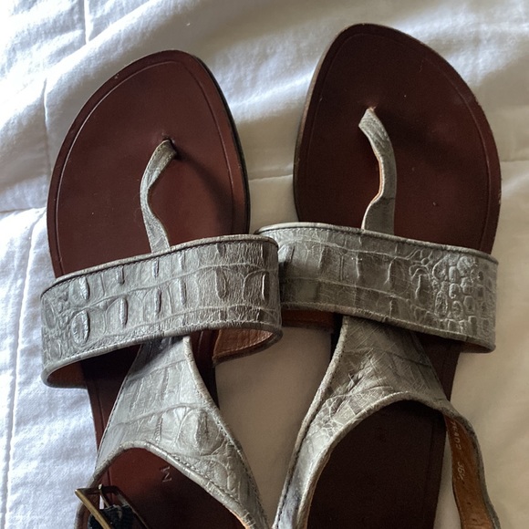Leather sandals with thong toe and adjustable strap. Back of foot support - Picture 9 of 11